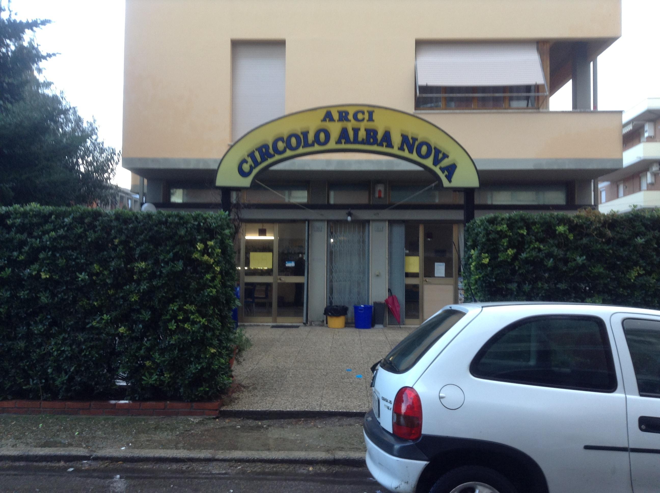 Rapinatori armati irrompono in un bar a Cascina
