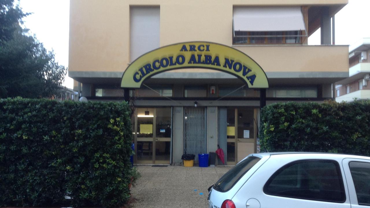 Rapinatori armati irrompono in un bar a Cascina