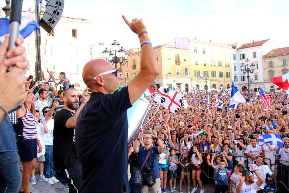 Il presidente Sardara durante i festeggiamenti scudetto