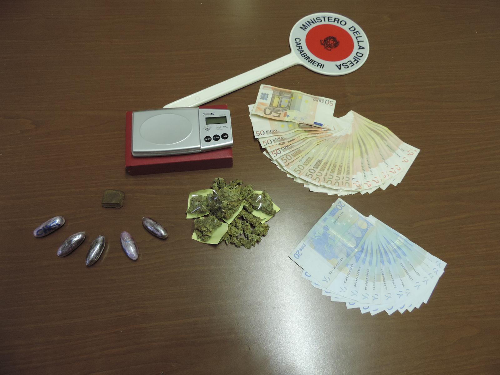 La droga e il denaro sequestrato dai carabinieri elbani 