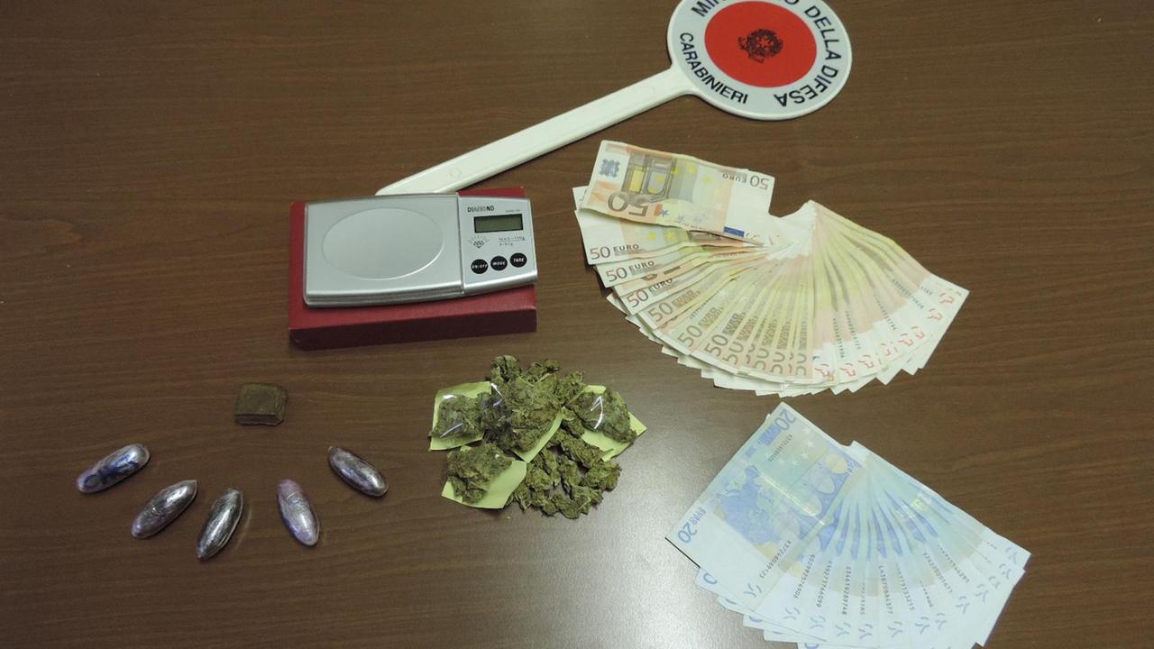 La droga e il denaro sequestrato dai carabinieri elbani