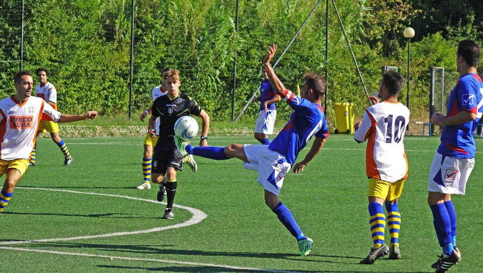 Un'azione di gioco in Terza Categoria (Foto Gori)