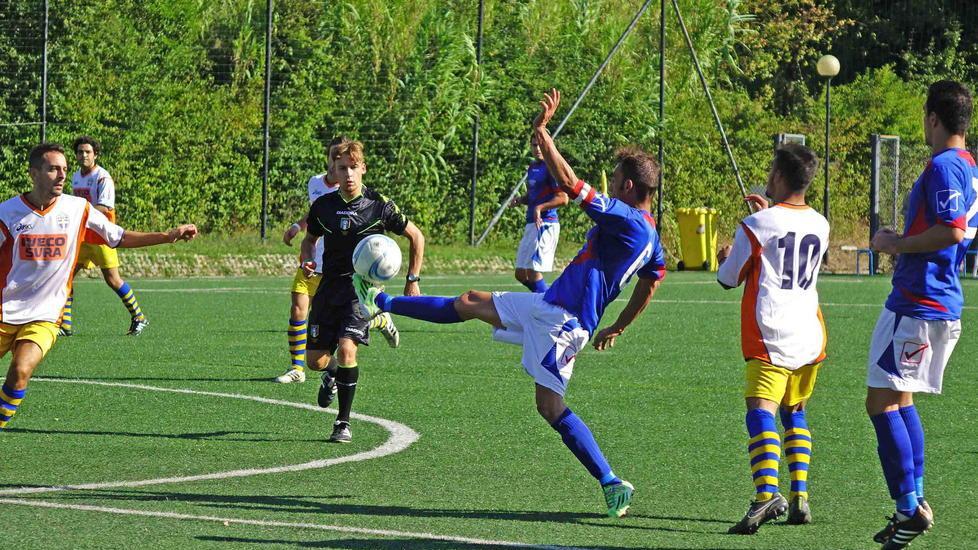 Un'azione di gioco in Terza Categoria (Foto Gori)