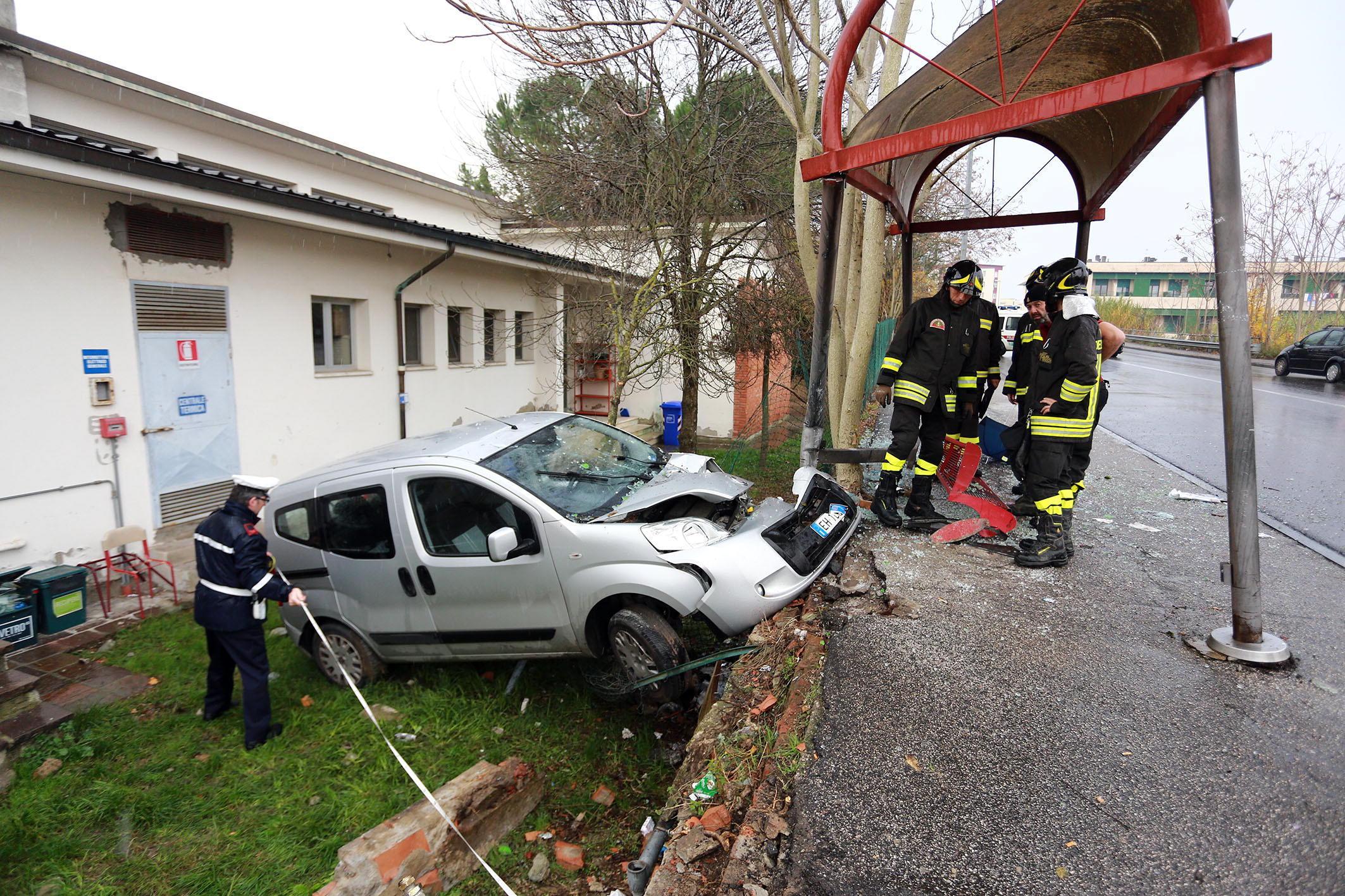 I rilievi sul luogo dell’incidente in via Berni a Empoli (Foto Agenzia Carlo Sestini)