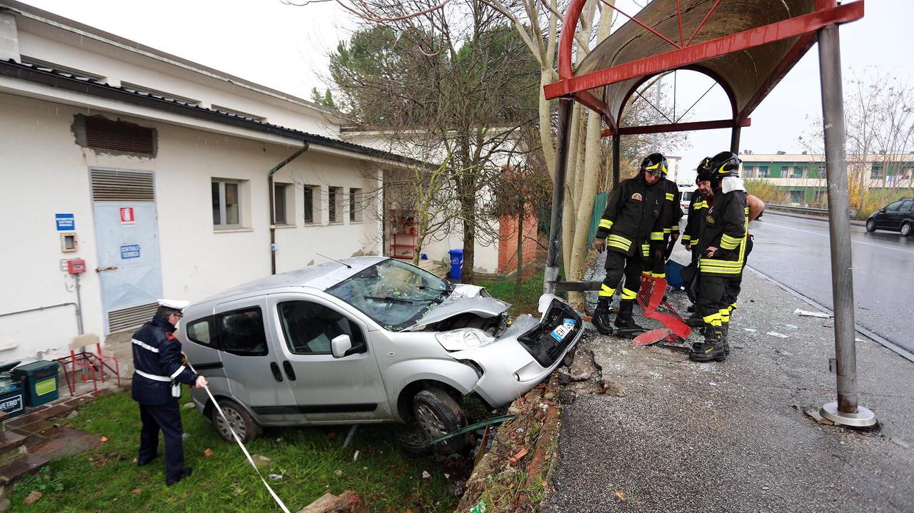 I rilievi sul luogo dell’incidente in via Berni a Empoli (Foto Agenzia Carlo Sestini)