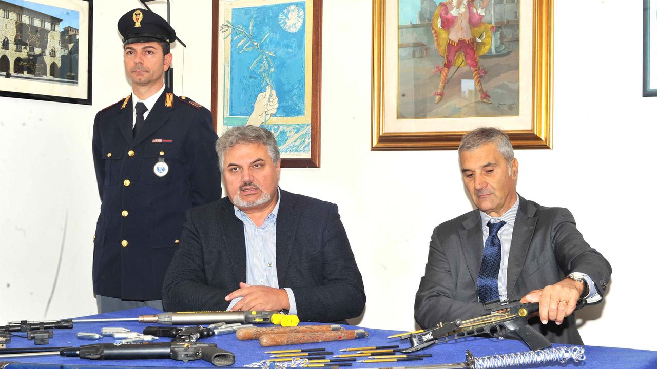 Al centro il capo della Squadra mobile Antonio Fusco (foto Gori)