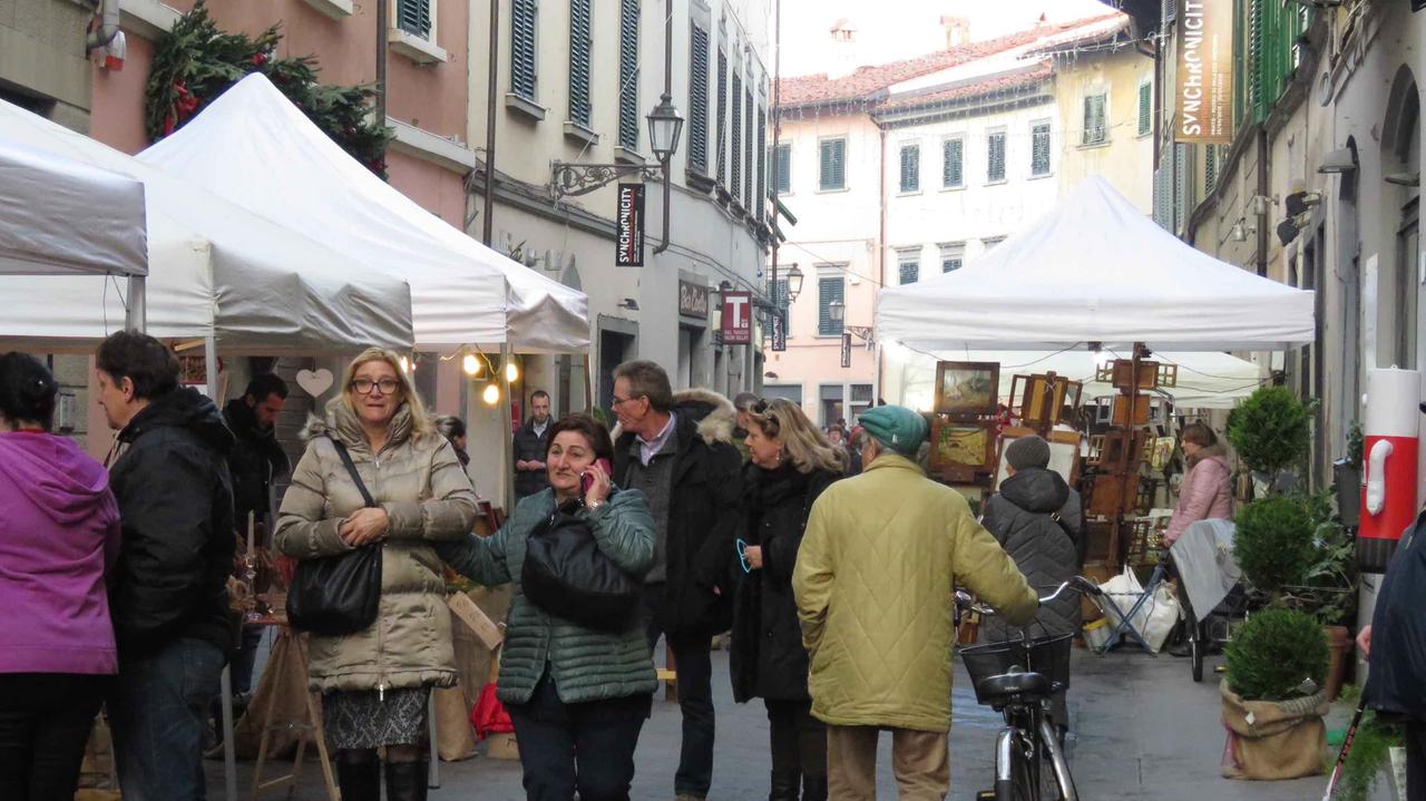 Tanta gente al mercatino organizzato dal Consorzio il Serraglio