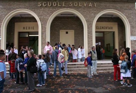 L'uscita degli studenti dalle elementari Solvay e medie Alighieri