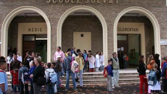L'uscita degli studenti dalle elementari Solvay e medie Alighieri