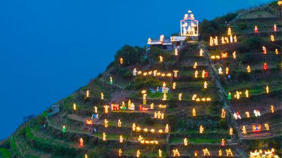 Manarola, si accende il presepe più grande del mondo