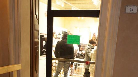 Una disabile a Vecchi: «Perché devo suonare un campanello per entrare ad H&M?»