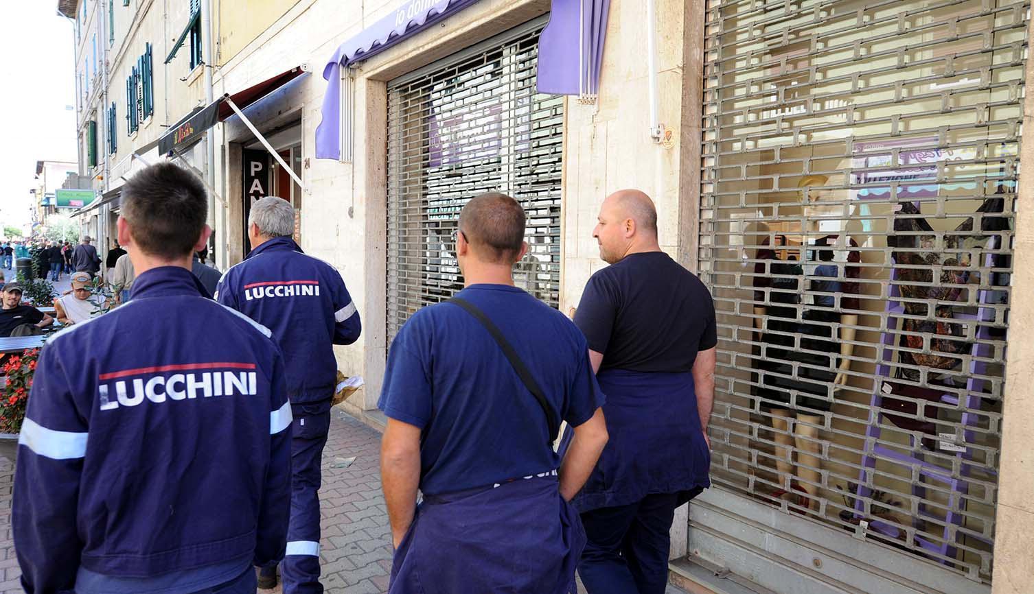 Un gruppo di operai della ex Lucchini (foto PaBar)