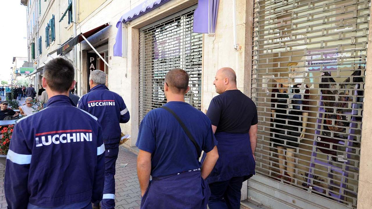 Un gruppo di operai della ex Lucchini (foto PaBar)