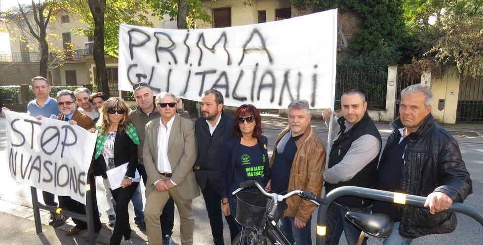 La protesta della Lega Nord davanti alla " villetta" di Borgolasugana che ospita alcuni migranti (foto Batavia)
