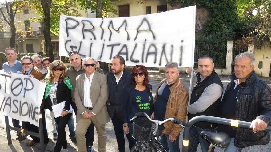 La protesta della Lega Nord davanti alla " villetta" di Borgolasugana che ospita alcuni migranti (foto Batavia)