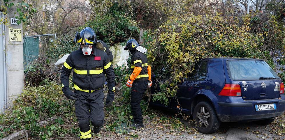 Crolla muro a Modena e seppellisce un’auto 