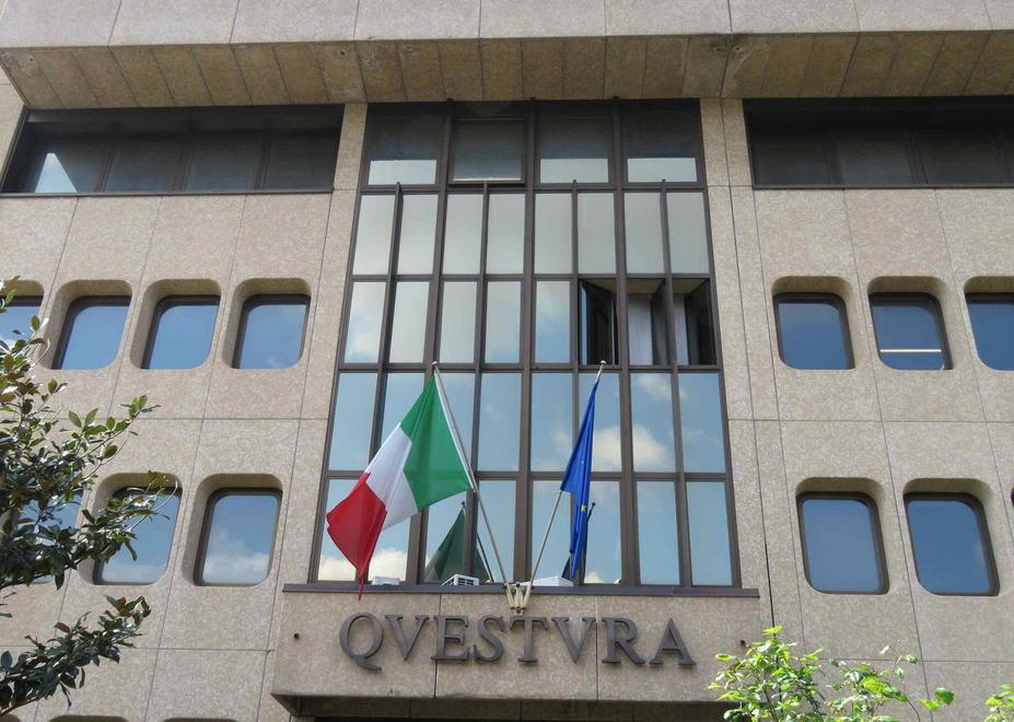 Poliziotti pagano l’albergo a una donna senza tetto 
