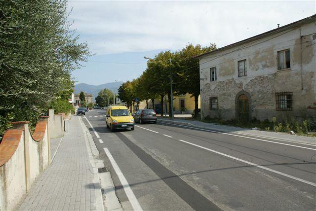 Cade dalla bici e si ferisce