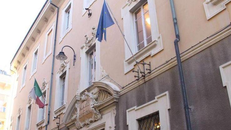 Imprenditore edile e suo padre a processo per truffa e falso