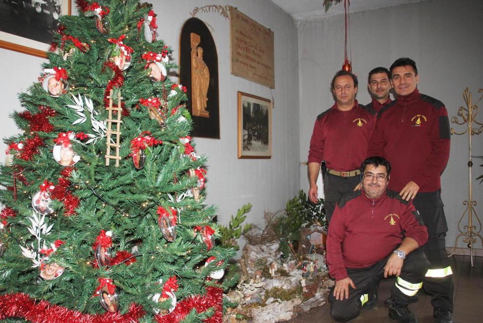 Vigili del fuoco, un albero con le foto dei pompieri