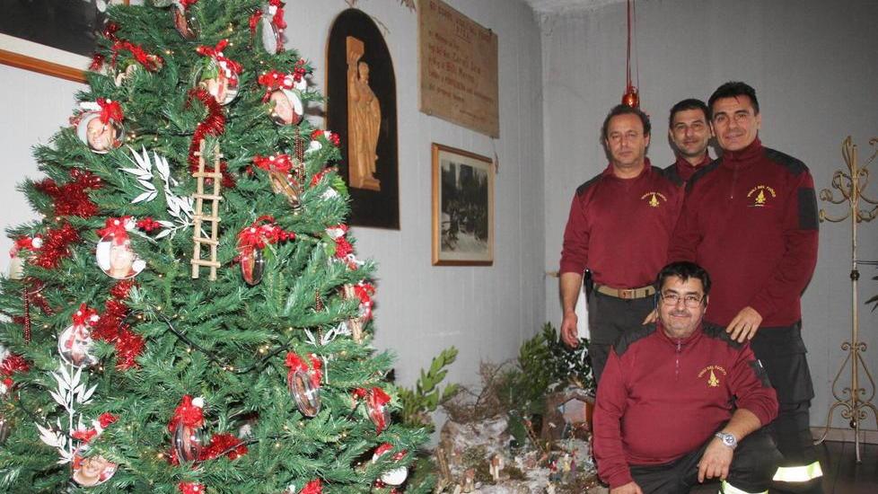 Vigili del fuoco, un albero con le foto dei pompieri