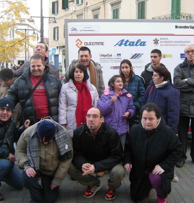 Tutti insieme a festeggiare il nuovo rimorchio delle bici