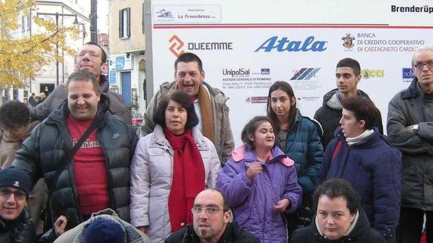 Tutti insieme a festeggiare il nuovo rimorchio delle bici
