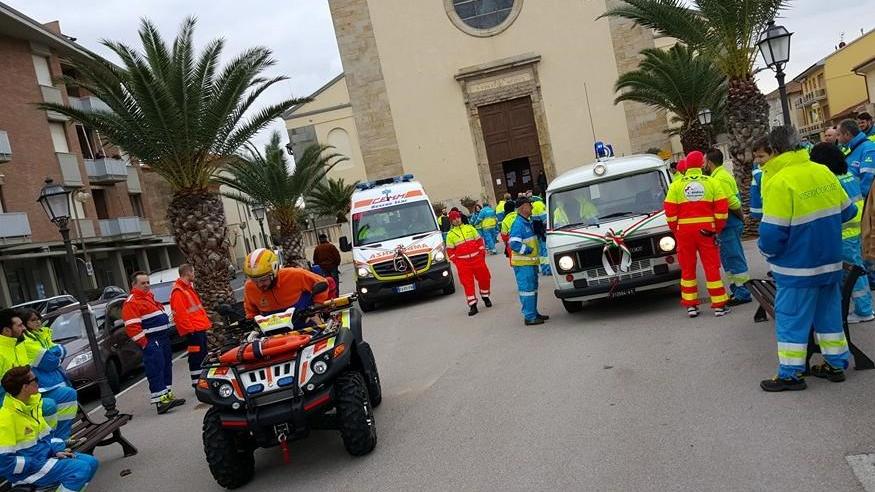 I 135 anni della Misericordia parata di mezzi e uniformi