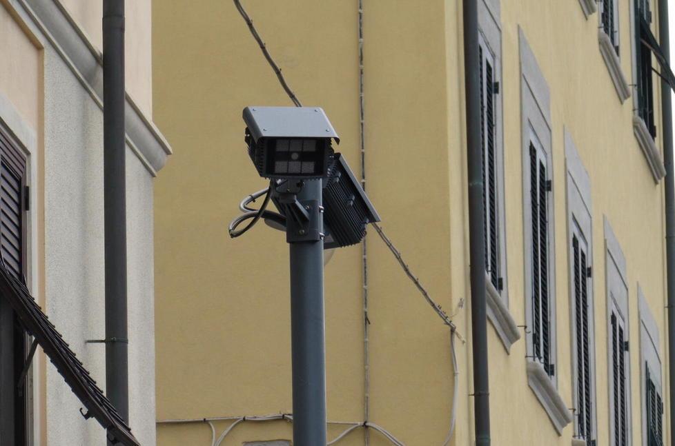 Nove super telecamere per leggere le targhe 