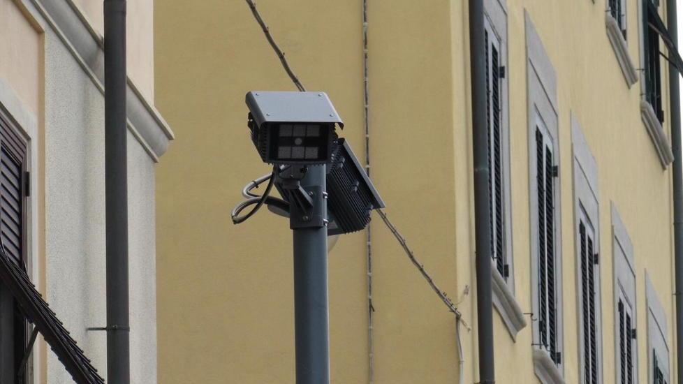 Nove super telecamere per leggere le targhe