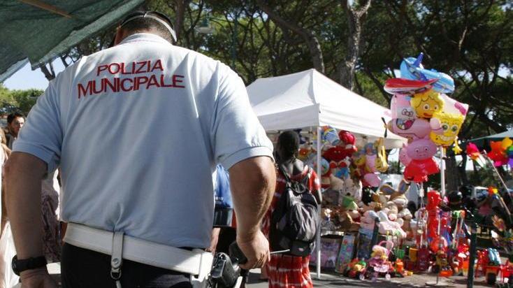 Vigili accerchiati e colpiti dai venditori ambulanti