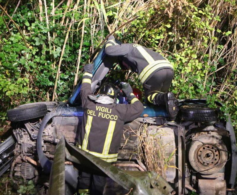 Con l’auto nel fosso le trovano dopo ore Paura per 2 ragazze 