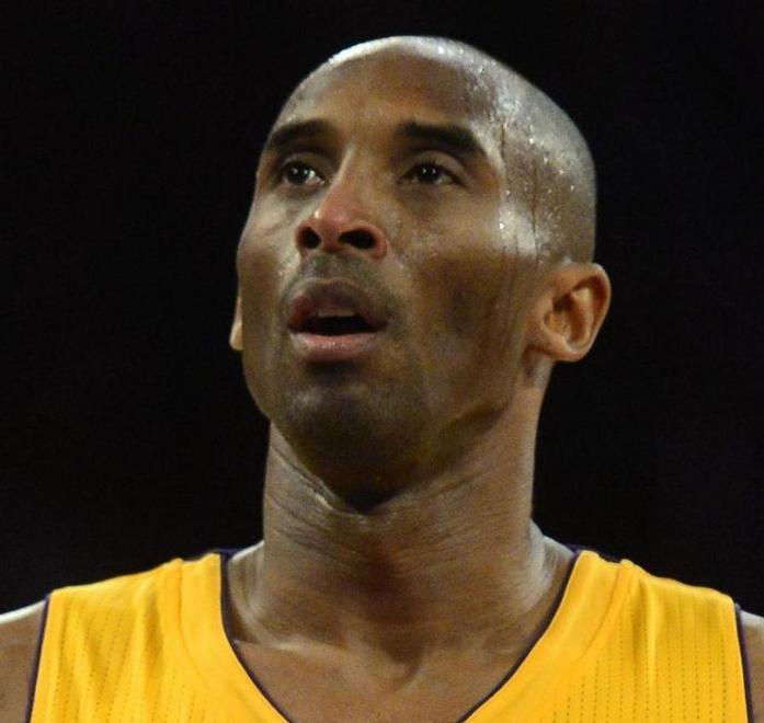 La viola a Bryant: «Torna qui»
