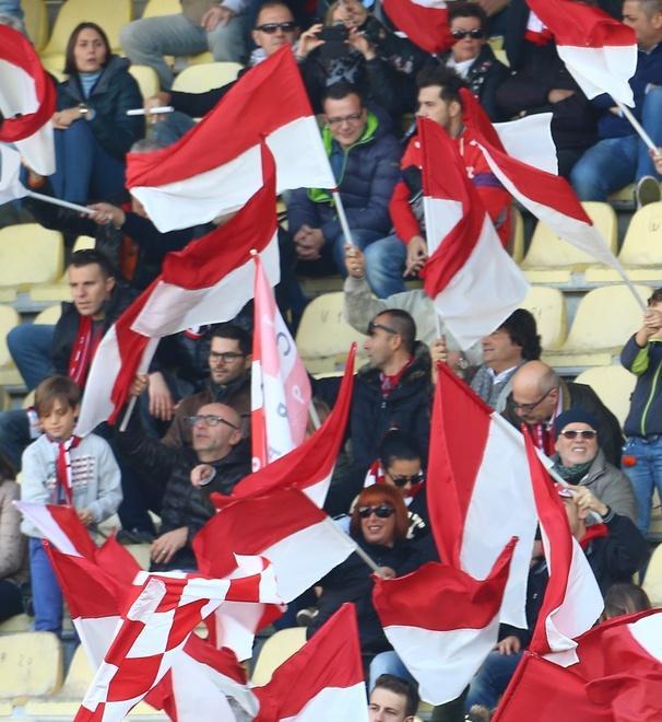 Tifoso biancorosso festeggia e cade in curva Subito intervento chirurgico a una mano 