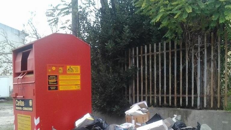 Immondizia abbandonata per le strade e fuori dai cassonetti