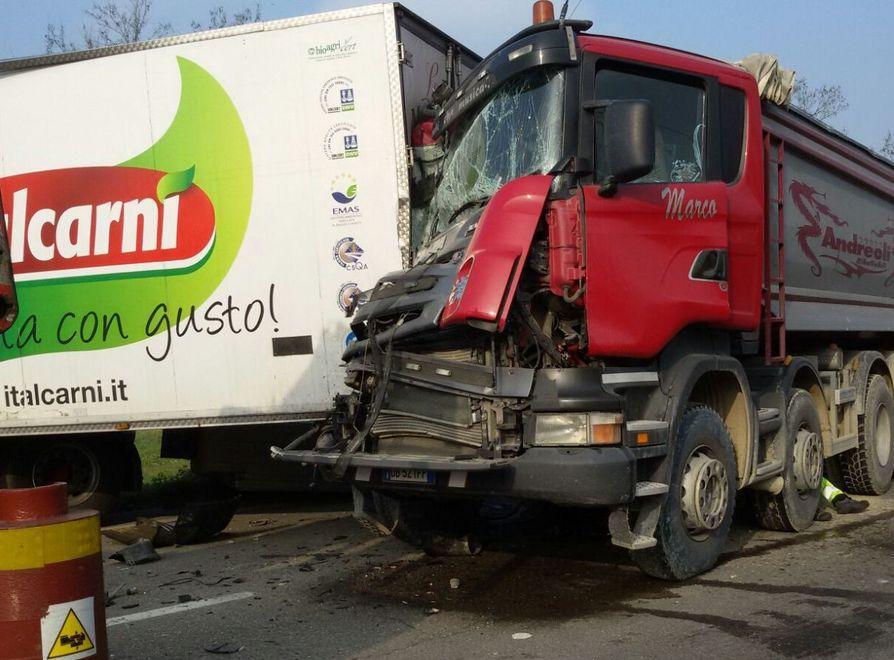 Scontro tra camion, traffico in tilt 