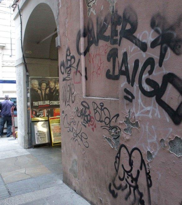 Muri imbrattati tra addobbi e luminarie 
