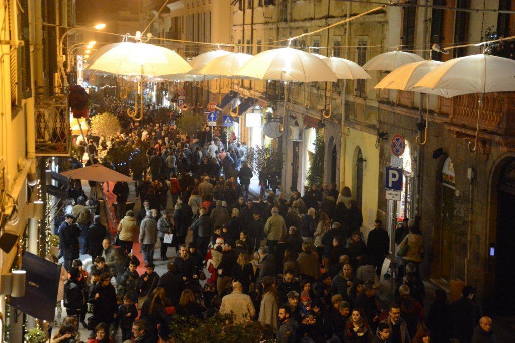 Via Cavour a Sassari con il "tetto" di ombrelli bianchi