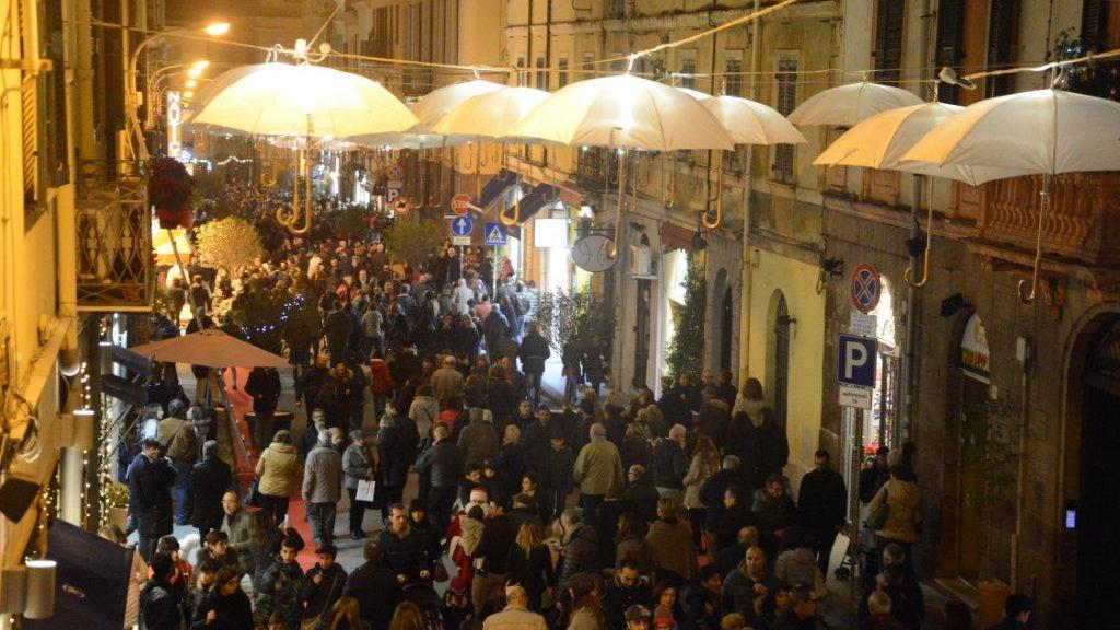 Via Cavour a Sassari con il "tetto" di ombrelli bianchi