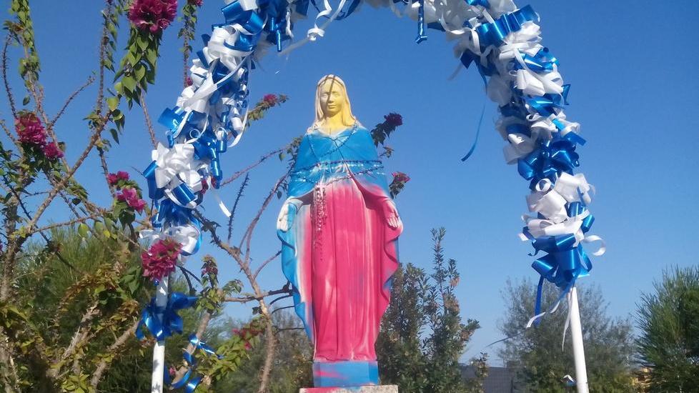 La statua della Madonna riverniciata dai vandali a Girasole