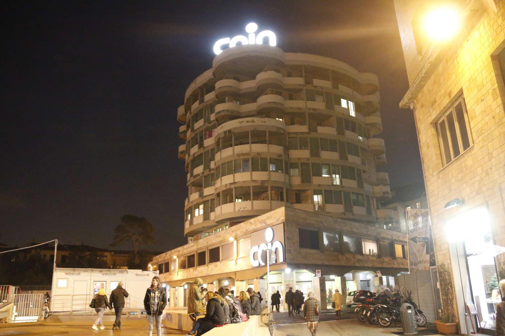 Il palazzo della Coin in piazza Attias (Pentafoto)