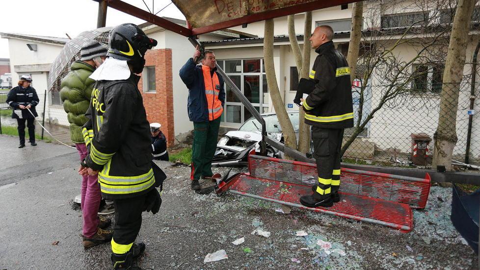 Auto piomba sulla fermata e vola nel giardino della scuola 