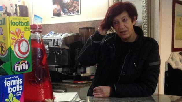 Rapinatore armato minaccia barista