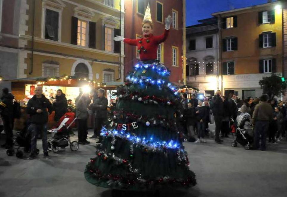 Pattini e trampolieri, a Massa è già Natale e la città si riempie 