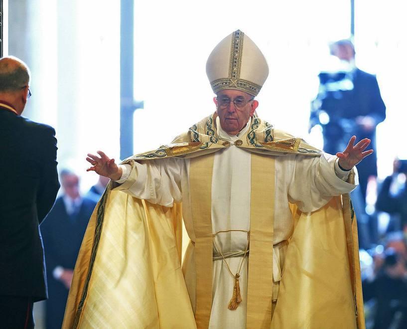 Francesco spalanca la Porta «Abbandonate tutte le paure Servono amore e speranza» 
