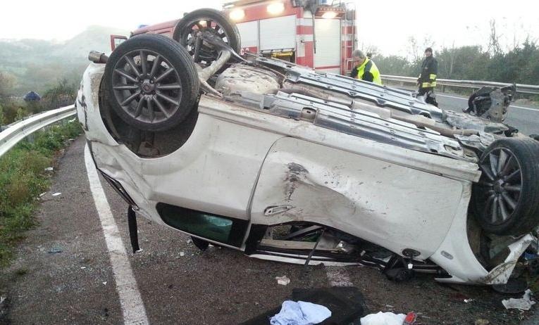 Si schiantano sul guardrail due cugini vivi per miracolo 