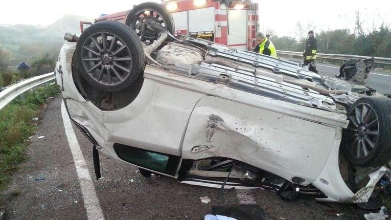 Si schiantano sul guardrail due cugini vivi per miracolo