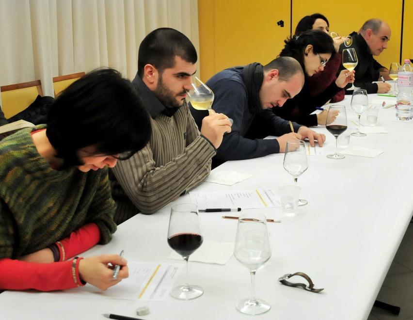 Aspiranti sommelier, un corso dedicato alla degustazione