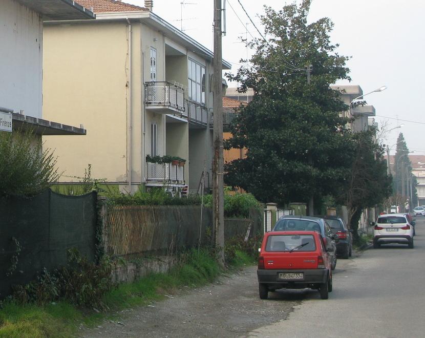 Escono per la pizza e gli svaligiano la casa