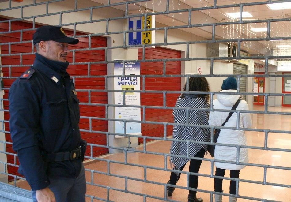 Bloccati in galleria Saracinesca chiusa con loro dentro
